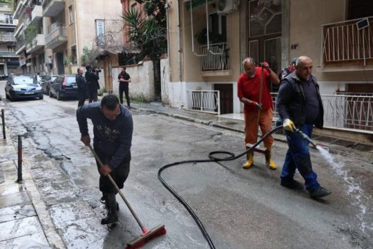 Συνεχίζεται η «μάχη» με το υγρό τσιμέντο στην Κυψέλη - Ερωτήματα για τη διαρροή, ποιοι δρόμοι έχουν κλείσει [βίντεο]